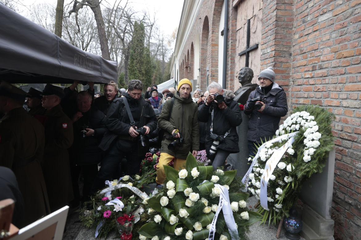 Wzruszające napisy na szarfach na pogrzebie Jerzego Połomskiego