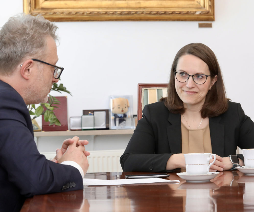 Wicenaczelny Super Expressu Hubert Biskupski w rozmowie z minister finansów Magdaleną Rzeczkowską