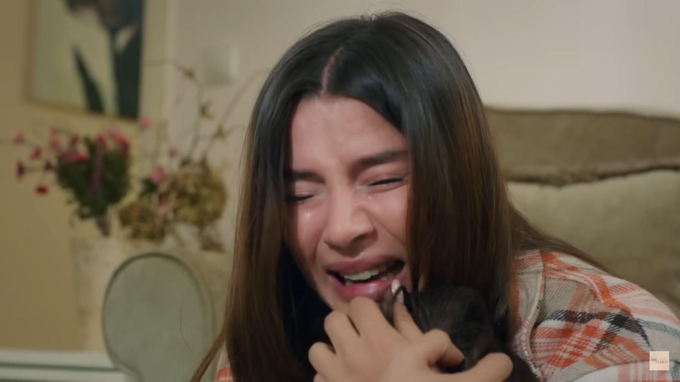 Zeynep jest zdruzgotana. Towarzyszy matce i nie ukrywa emocji