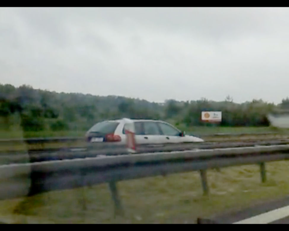 Volvo pędzące pod prąd na autostradzie