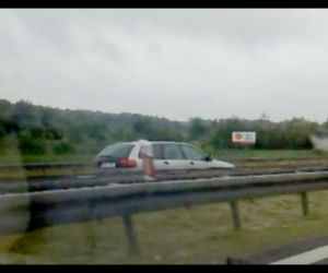 Volvo pędzące pod prąd na autostradzie