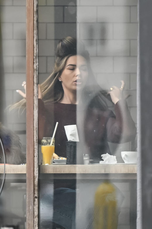 Sandra Kubicka w wałku na głowie