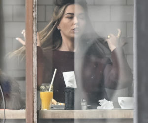Sandra Kubicka w wałku na głowie