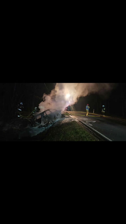 Samochód stanął w płomieniach. Policja szuka kierowcy 
