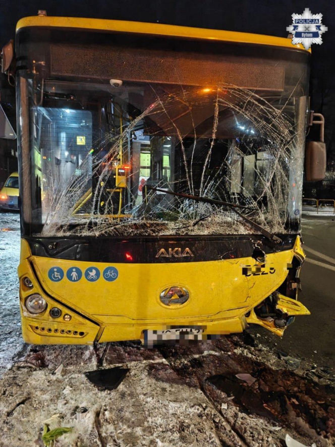 Wypadek w Bytomiu z udziałem autobusu i śmieciarki
