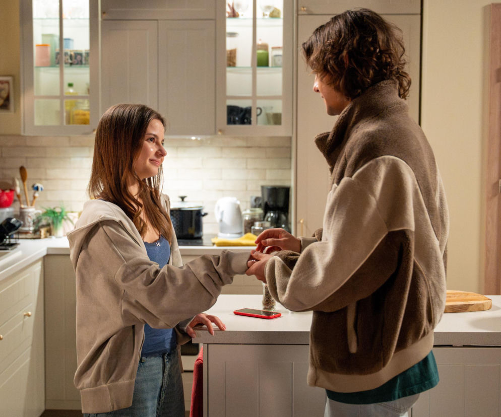 Ewa (Gabriela Ziembicka) i Romeo (Jacek Tyszkiewicz) w kuchni, on zakłada jej pierścionek zaręczynowy na palec. Romantyczne chwile bohaterów serialu Barwy szczęścia, o których przeczytasz więcej na Super Seriale.