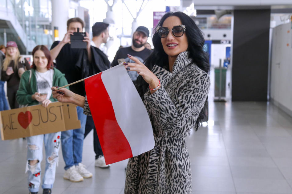 Justyna Steczkowska leci na Eurowizję! Na lotnisku pojawiła się z panterkowym stroju i masą walizek