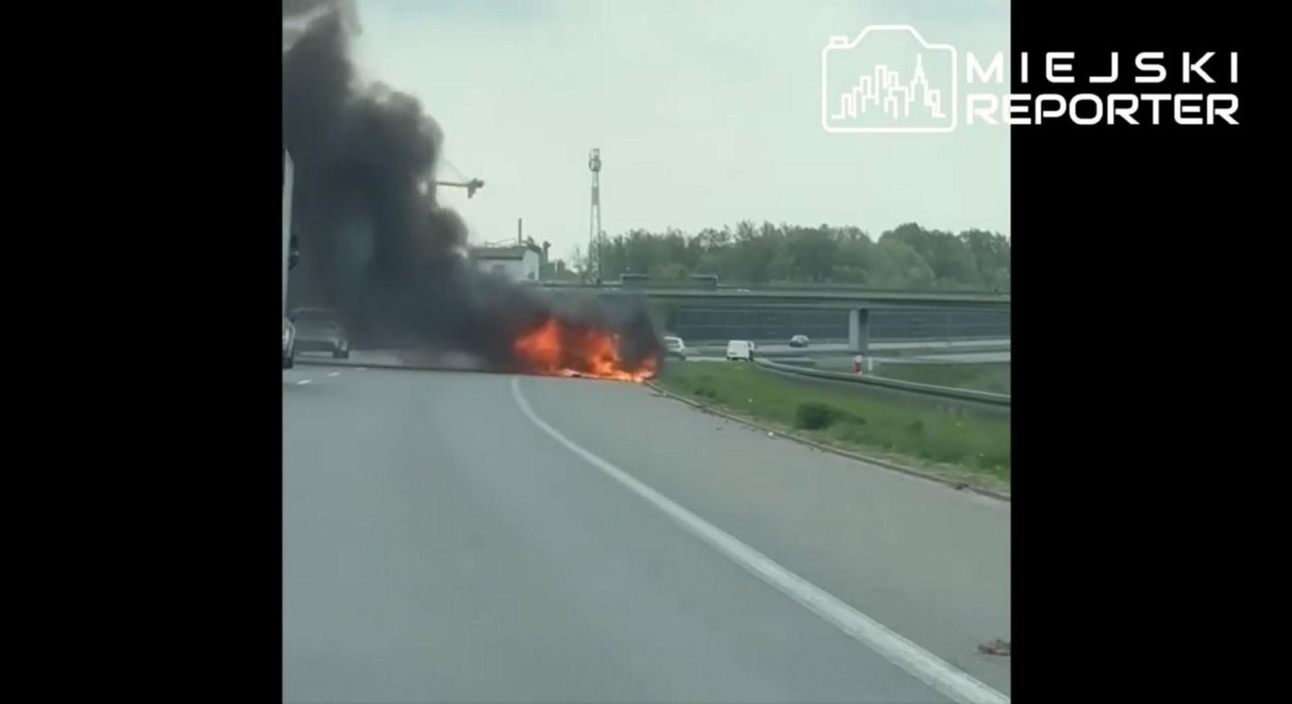 Wielki pożar auta na A2 pod Warszawą. Korek na autostradzie miał kilka kilometrów