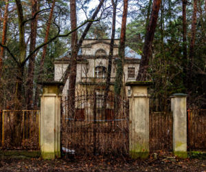 Opuszczona willa w Konstancinie