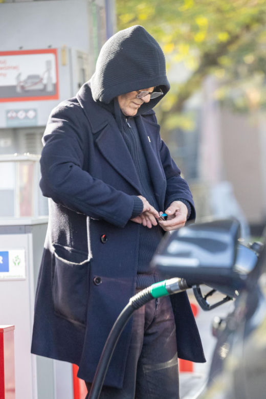 Andrzej Chyra obcine paznokcie na stacji