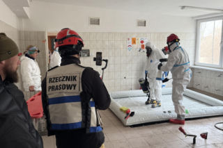 Potężne manewry strażaków na Pomorzu. Do akcji weszły psy ratownicze i policyjni antyterroryści