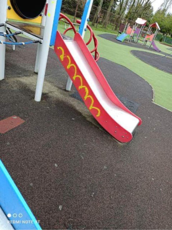 Przasnysz. Małe dziewczynki publicznie napiętnowane! Ostra reakcja na zniszczenie "Wembley" [ZDJĘCIA]