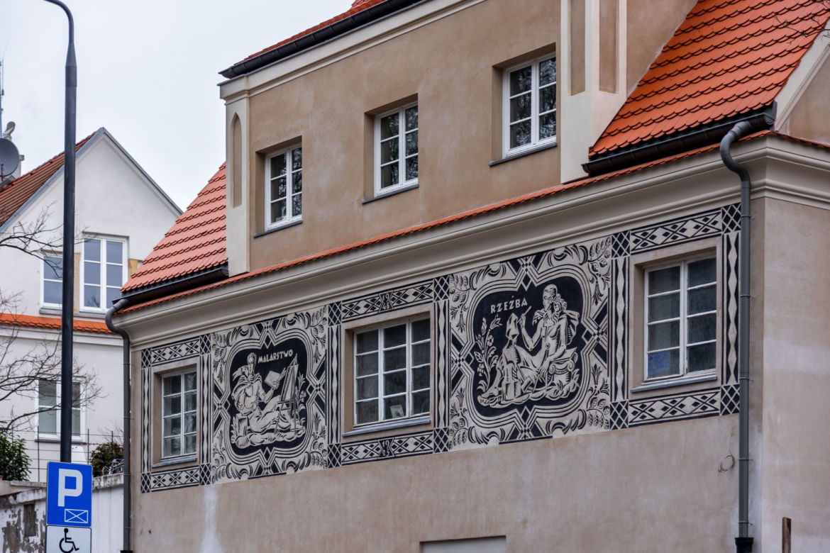 Nowe życie sgraffito. Zobacz odrestaurowane cztery warszawskie sgraffiti 