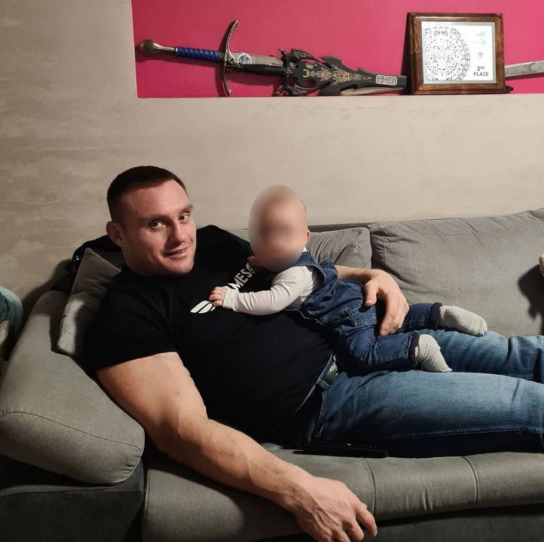 Radzikowski w salonie z synem