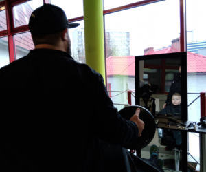 Barberzy odwiedzili chorzowski szpital i zafundowali sylwestrowe fryzury małym pacjentom 
