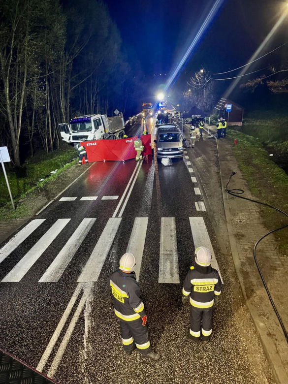 Tragiczny wypadek w Starej Słupi. Zmiażdżony samochód osobowy, cztery ofiary śmiertelne!