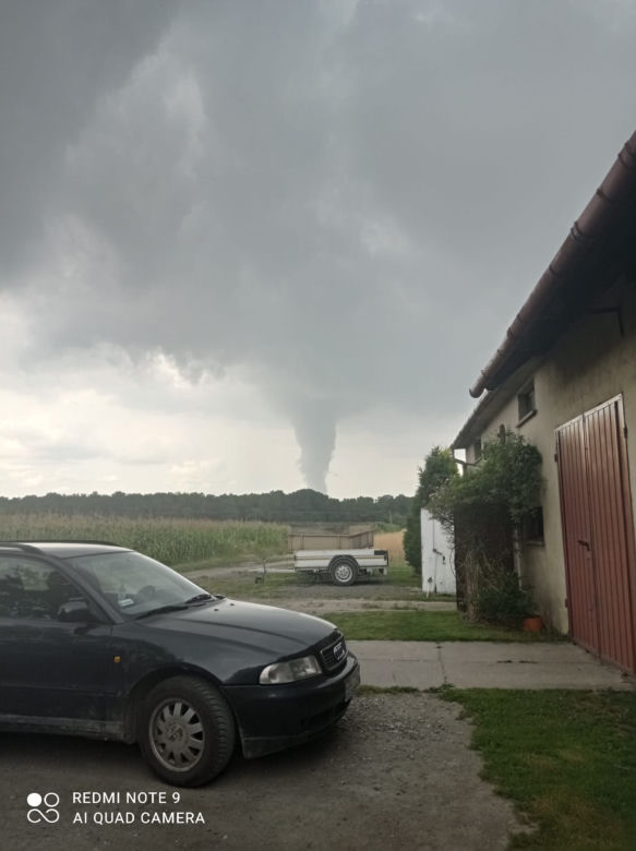 Trąba powietrzna na Śląsku! Ogromny wir widziany był w Żorach. Może być groźny! [ZDJĘCIA, WIDEO]