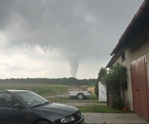 Trąba powietrzna na Śląsku! Ogromny wir widziany był w Żorach. Może być groźny! [ZDJĘCIA, WIDEO]