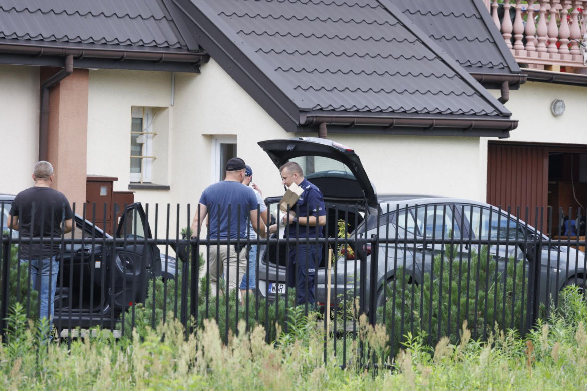 Zbrodnia pod Grójcem. Ksiądz przyznał się do zabójstwa. Policja przeszukała plebanię [ZDJĘCIA]. Kontener: Warszawa