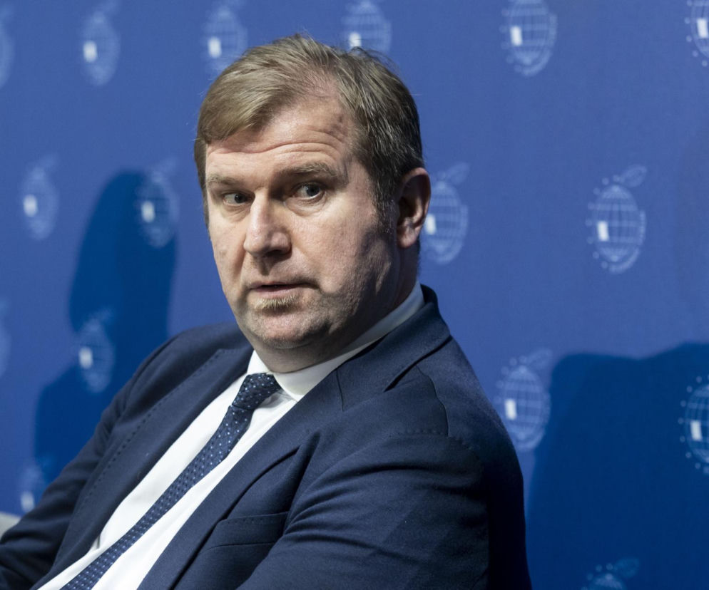 Ekspert Radosław Pyffel w garniturze na niebieskim tle. O jego analizie sytuacji w Izraelu przeczytasz na SE Polityka.