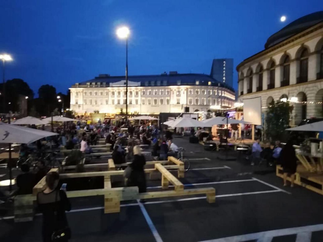 Warszawiacy pokochali Plac Bankowy