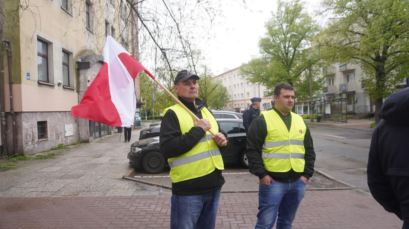 Rolnicy z Warmii i Mazur pod biurem posła Lewicy