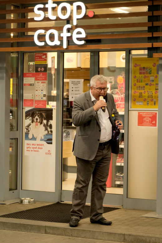 Ryszard Czarnecki świętował hot-dogiem