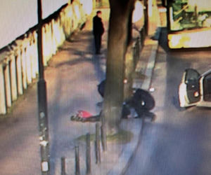 Szok! Zakrwawiony mężczyzna leżał na chodniku. Kamery nagrały zachowanie policjantów