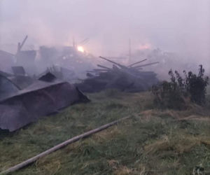 W Bronkowicach po uderzeniu pioruna zapaliła się stodoła
