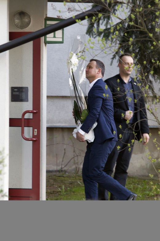 na 44. urodziny kupił żonie magnolie i tulipany