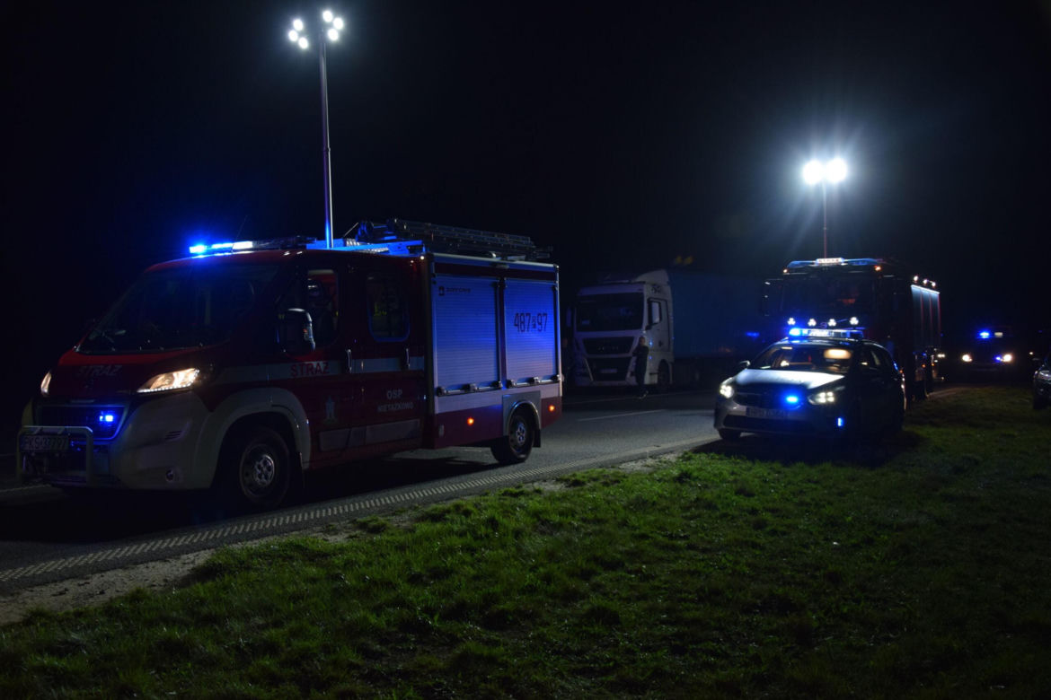 Samochód osobowy wbił się pod ciężarówkę. Groźny wypadek niedaleko Śmigla