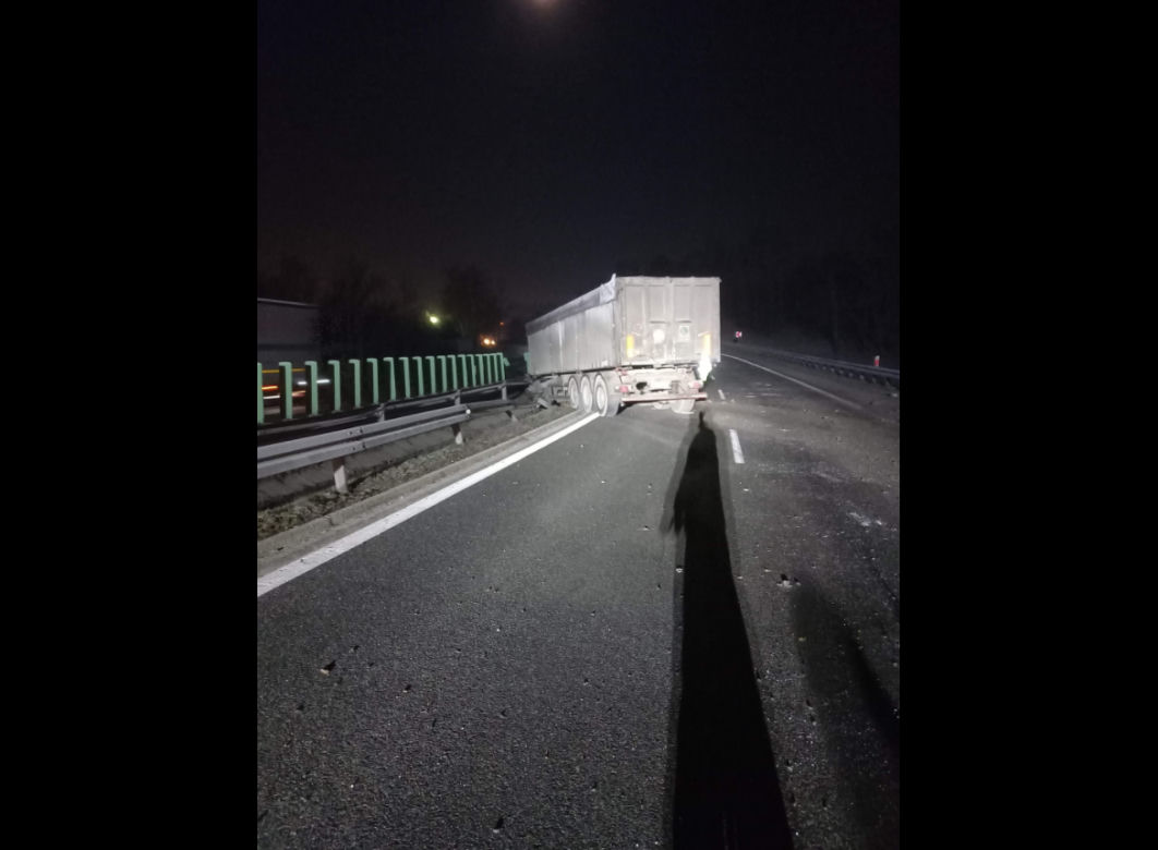 Tir rozbił się na Zakopiance. Gigantyczne utrudnienia w ruchu