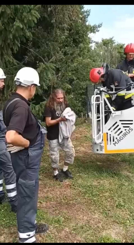 Strażacy z Przemyśla uratowali bocianie pisklę, którego mama zginęła
