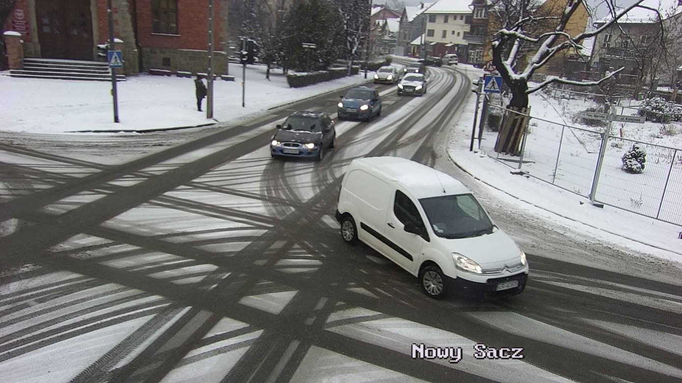 Śnieżyce w Małopolsce. Drogi są białe i śliskie