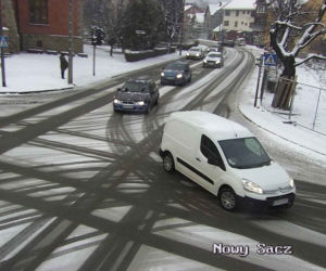 Śnieżyce w Małopolsce. Drogi są białe i śliskie