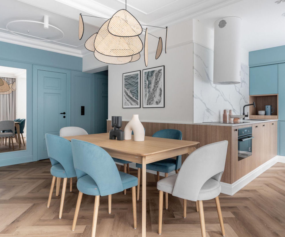 Jadalnia z aneksem kuchennym w przestrzeni dziennej