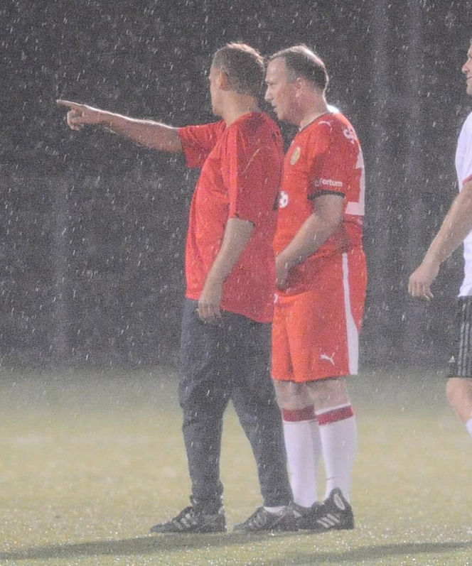 Donald Tusk gra w piłkę