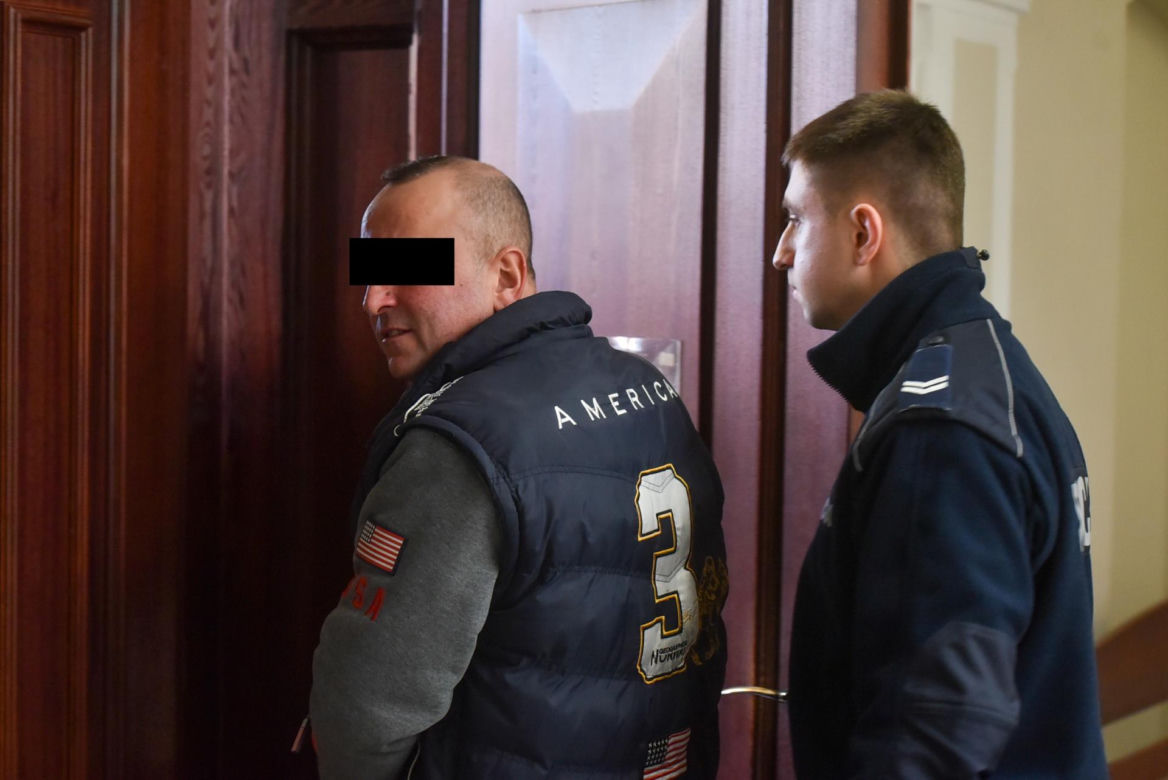 Początek procesu mężczyzny, który na ulicy odgryzł nos żonie 
