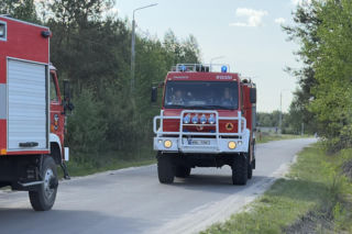 Wielki pożar pod Warszawą. Strażacy walczą z żywiołem