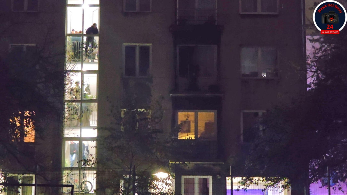 Furiat szalał na Mokotowie. Zrzucał meble na samochody