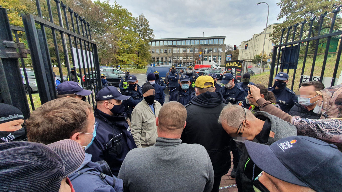 Policja przed stadionem Skry. Siłowe przejęcie