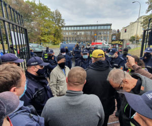 Policja przed stadionem Skry. Siłowe przejęcie