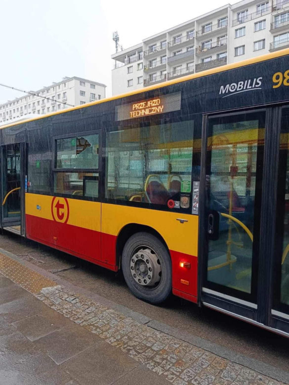 Warszawa. Autobusy miejskie ostrzelane na Marszałkowskiej. Na miejscu policja [ZDJĘCIA]