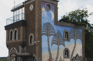 Z domu pogrzebowego zrobili dom mieszkalny. Na fasadzie piramidy, palmy i diabeł z widłami