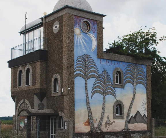 Mały Egipt w Niemodlinie: osobliwa przebudowa domu pogrzebowego