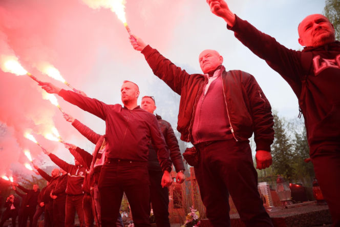 Pogrzeb Jacka Magiery: kibice odpalili race