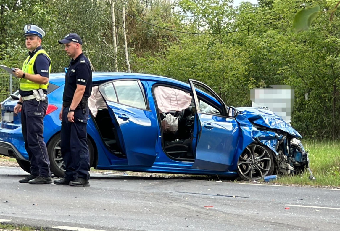 Roztrzaskali się na drodze po Pułtuskiem! Jest wielu rannych w tym małe dziecko