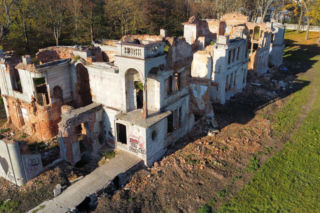 Włostów. Podziemne tunele, „diabelska” brama i lwy strzegące ruin