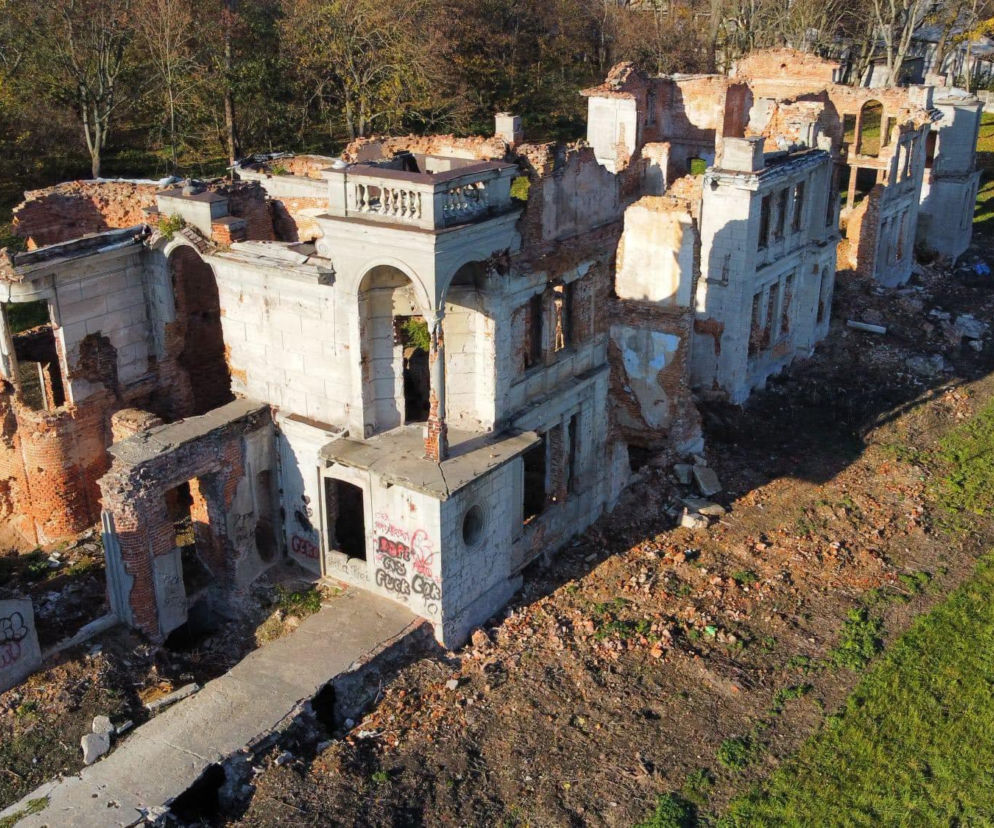 Włostów. Podziemne tunele, „diabelska” brama i lwy strzegące ruin