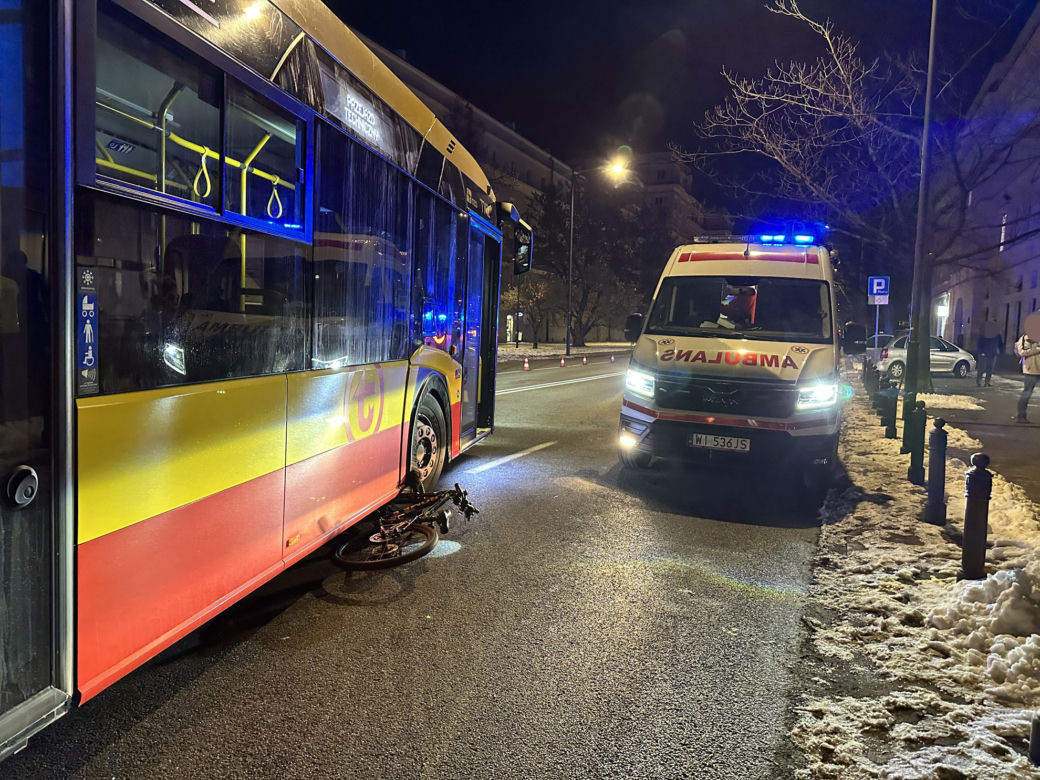 Autobus miejski huknął w 9-latka na rowerze. Chłopiec trafił do szpitala